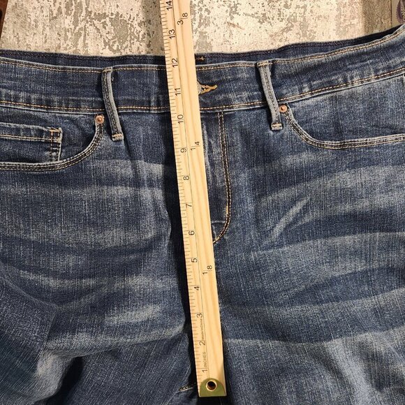 Signature Gold by Levi Strauss Mid Rise Capri. Size 14 waist 32 - Picture 6 of 9